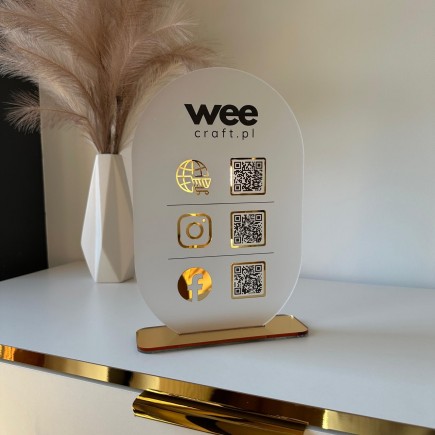 OVALES SCHILD MIT DREI QR-CODES