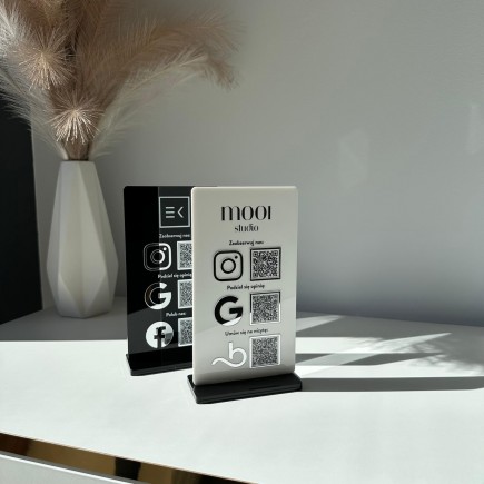 MINI-SCHILD MIT DREI QR-CODES