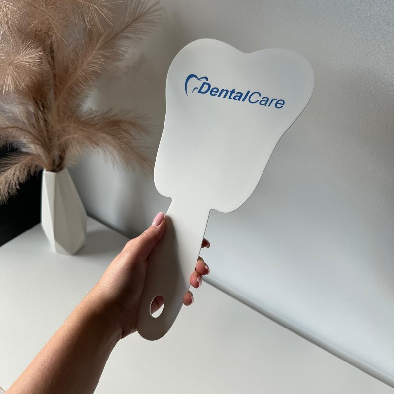 PERSONALISIERTER HANDSPIEGEL IN ZAHNFORM MIT LOGO