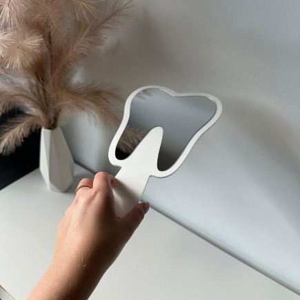 PERSONALISIERTER HANDSPIEGEL IN ZAHNFORM MIT LOGO
