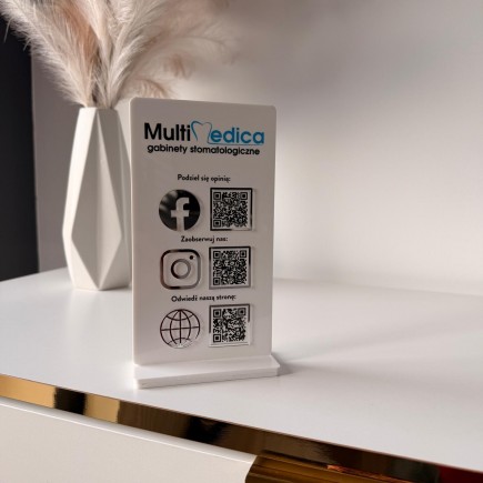 MINI-SCHILD MIT DREI QR-CODES