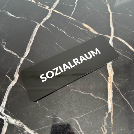 INFORMATIONSSCHILD MIT RAUMBESCHREIBUNG