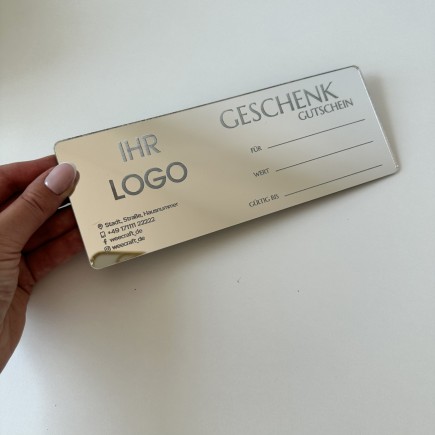 PREMIUM-GUTSCHEIN AUS ACRYL MIT GRAVUR IN SILBERNER SPIEGELOPTIK