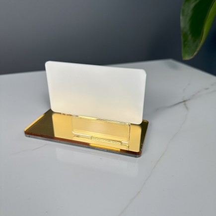 EXKLUSIVER VISITENKARTENHALTER IN WEISS-GOLD