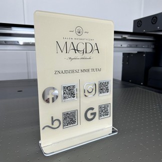 SCHILD MIT VIER QR-CODES A4